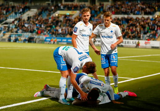 Norrköpings spelare jublar med en liggande Norrköpings