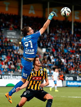 Räddning av Norrköpings målvakt David Mitov Nilsson