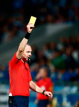 Domare Jonas Eriksson ger gult kort
