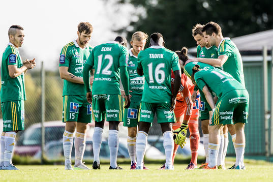 Ljungskiles  spelare samlas och laddar upp