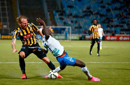Norrköpings Alhaji Kamara fälls av Häckens Emil