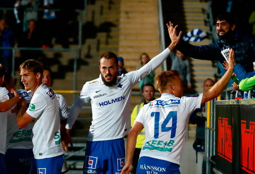 Norrköpings Emir Kujovic gör high five med vänner på