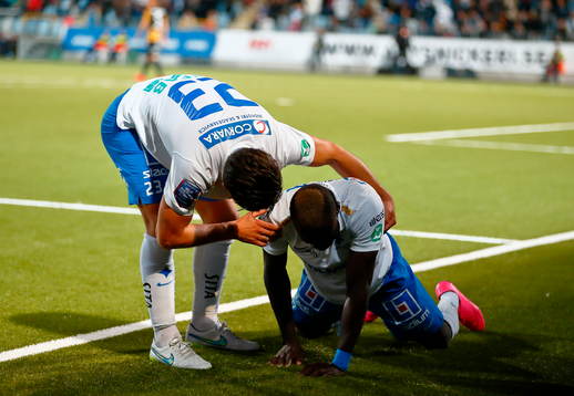 Norrköpings David Boo Wiklander reser up Alhaji Kamara