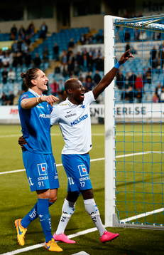 Norrköpings målvakt David Mitov Nilsson hjälper Alhaji