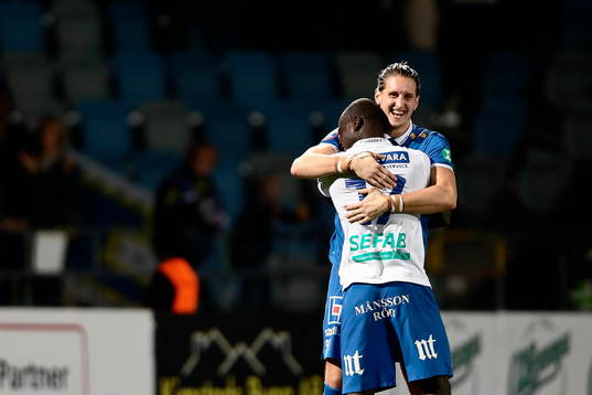 Norrköpings målvakt David Mitov Nilsson och Alhaji Kamara