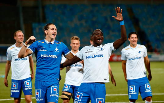 Norrköpings målvakt David Mitov Nilsson hjälper Alhaji