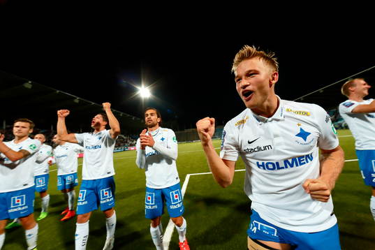 Norrköpings spelare med Nicklas Bärkroth jublar