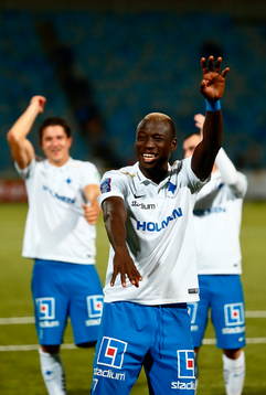 Norrköpings Alhaji Kamara sjunger med publiken