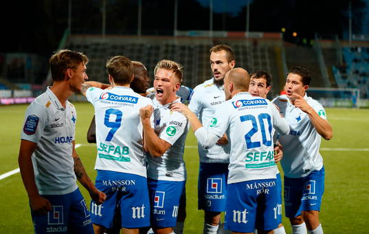 Norrköpings spelare med Nicklas Bärkroth och <n10 jublar