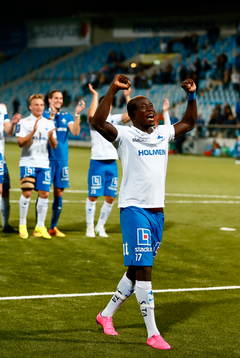 Norrköpings Alhaji Kamara sjunger med publiken
