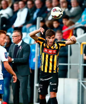 Häckens Egzon Binaku kastar inkast