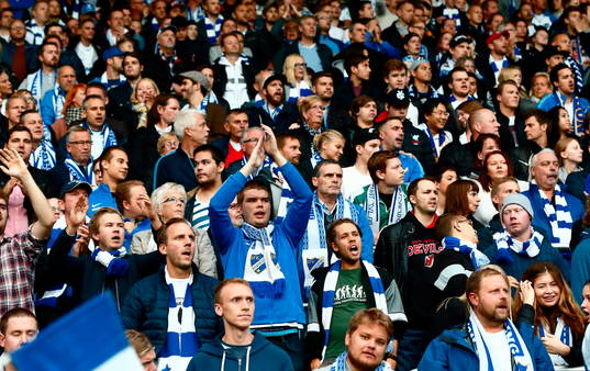 Norrköpings supporters på en fullsatt ståplatsläktare