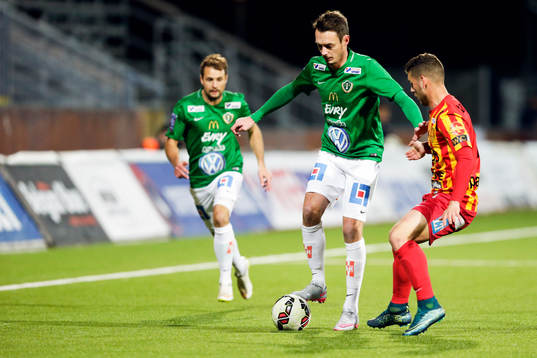 Jönköpings Daryl Smylie och Syrianskas Daniel Bennassar