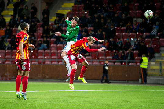 Jönköpings Daryl Smylie i en nickduell med Syrianskas