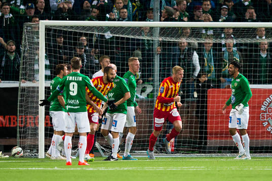 Syrianskas spelare jublar och Jönköpings spelare ser