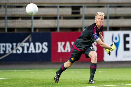 Djurgårdens målvakt Hampus Nilsson kastar ut bollen