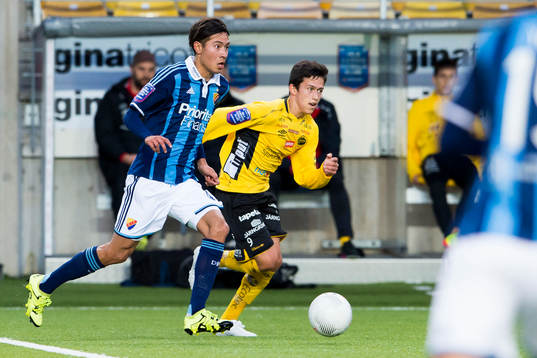 Djurgårdens Kevin Deeromram och Elfsborgs Sebastian Loyola