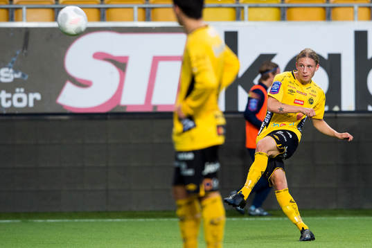 Elfsborgs Anton Andreasson skjuter en frispark