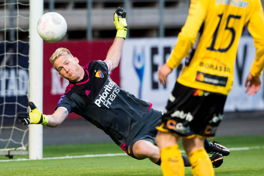 Djurgårdens målvakt Hampus Nilsson räddar ett skott