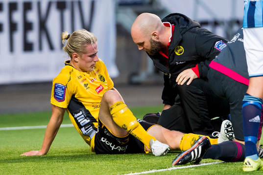 Elfsborgs Viktor Götesson får vård av Elfsborgs