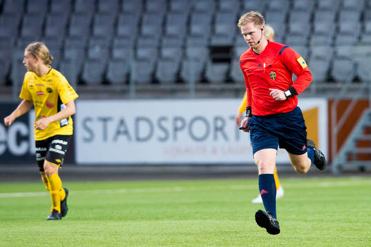 domare Daniel Särén på språng