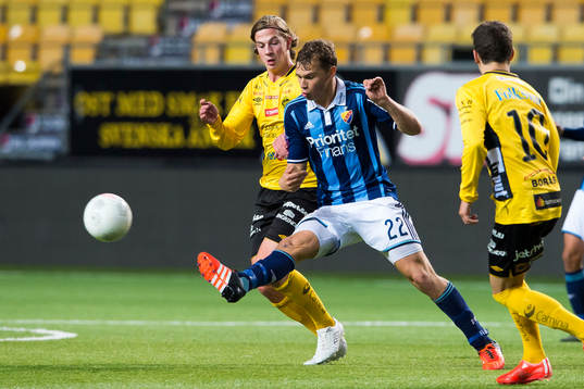 Kamp mellan Djurgårdens Jesper Karlström och Elfsborgs