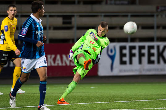 Elfsborgs målvakt Markus Fröjd skjuter ut bollen