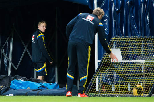 Oscar Lewicki lämnar en träning med svenska