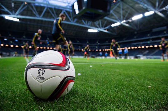 En fotboll i förgrunden
