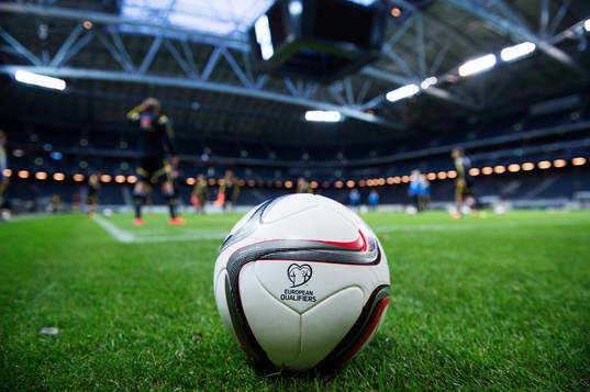 En fotboll i förgrunden