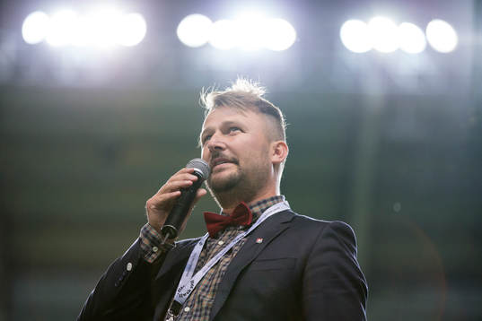 Örgrytes klubbdirektör Pierre Edström talar till