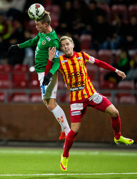 Jönköpings Tommy Thelin i en nickduell med Syrianskas