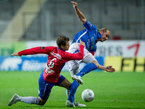 Örgrytes Hannes Sahlin tacklar Norrbys Marcus Översjö