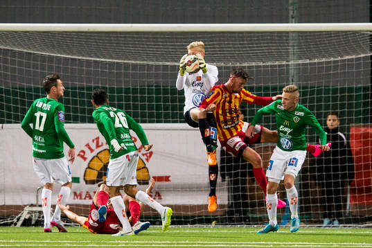 Jönköpings målvakt Anton Cajtoft plockar ner bollen