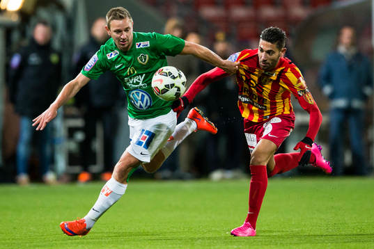 Jönköpings Fredrik Olsson i kamp om bollen med Syrianskas