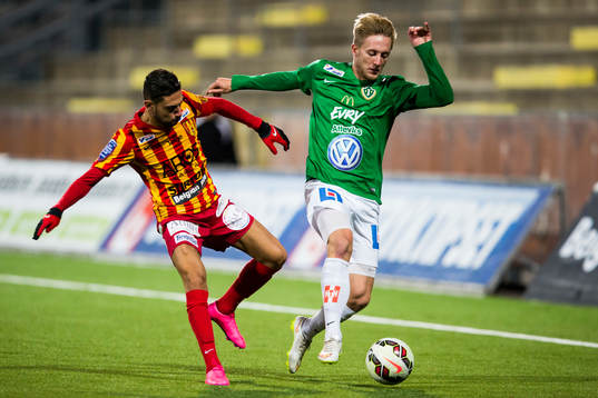 Syrianskas Gabriel Somi i kamp om bollen med Jönköpings