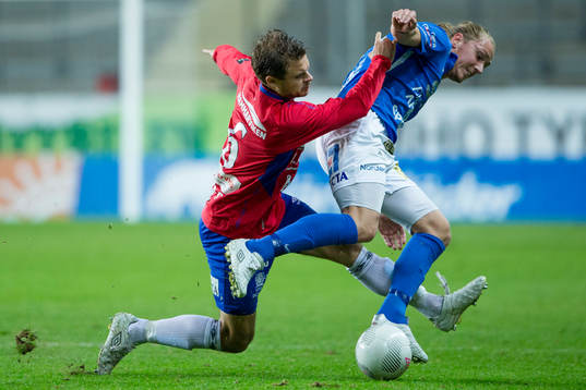 Örgrytes Hannes Sahlin tacklar Norrbys Marcus Översjö