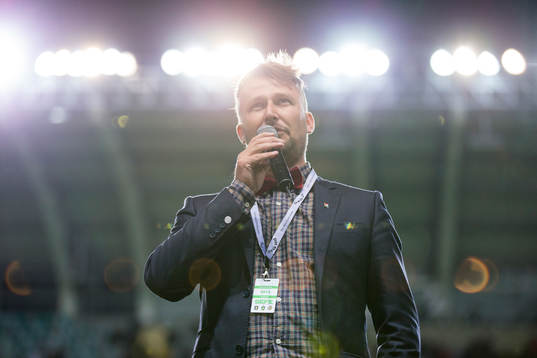 Örgrytes klubbdirektör Pierre Edström talar till
