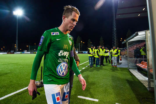 Jönköpings Tommy Thelin lämnar plan