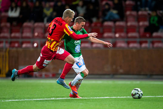 Syrianskas Mattias Liljestrand i kamp om bollen med