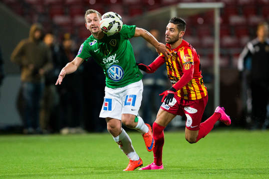 Jönköpings Fredrik Olsson i kamp om bollen med Syrianskas