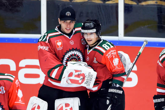 Frölundas målvakt Johan Gustafsson och Ryan Lasch jublar