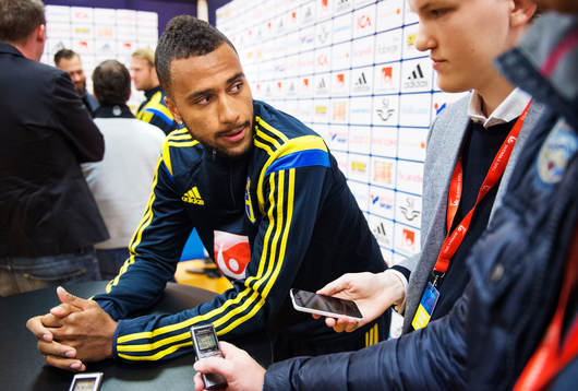 Issac Kiese Thelin blir intervjuad av media