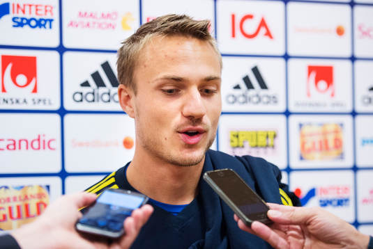 Pierre Bengtsson blir intervjuad av media