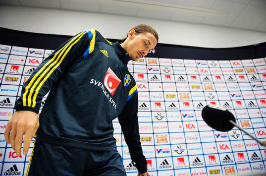 Sveriges Zlatan Ibrahimovic på väg in till en