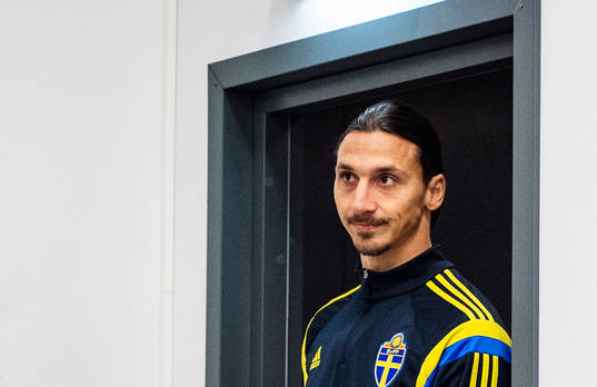 Sveriges Zlatan Ibrahimovic på väg in till en