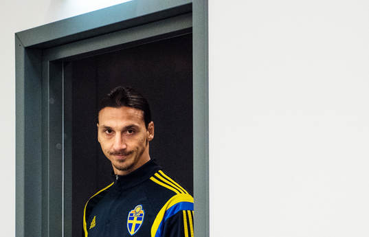 Sveriges Zlatan Ibrahimovic på väg in till en