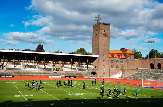 Stockholms stadion med en plan ritad för amerikansk fotboll