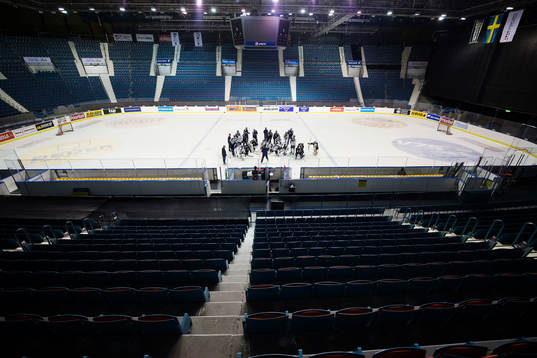 Djurgårdens spelare deltar i en genomgång