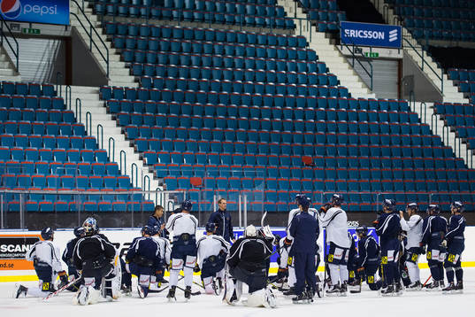Djurgårdens tränare Hans Särkijärvi samlar spelarna